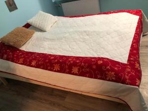 Postel nebo postele na pokoji v ubytování Mieszkanie na parterze