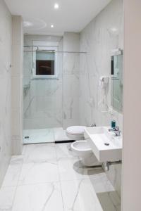 Koupelna v ubytování Suite Hotel + 37 fotografií