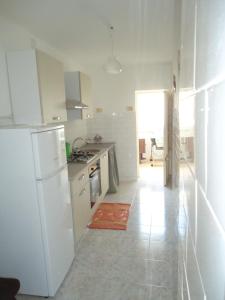 A kitchen or kitchenette at casa nina