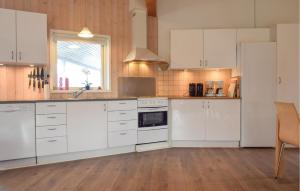 Kuchyň nebo kuchyňský kout v ubytování Seven-Bedroom Holiday Home In Humble