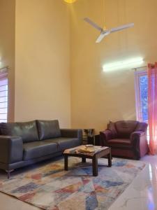 Afbeelding uit fotogalerij van Zephyr Home in Cheyūr