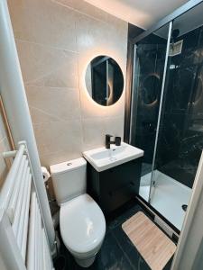 un bagno con wc, lavandino e doccia di Studio neuf proche de Paris a Maisons-Alfort