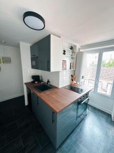 una cucina con piano di lavoro in legno e lavandino di Studio neuf proche de Paris a Maisons-Alfort
