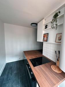 una cucina con ripiano in legno in una camera di Studio neuf proche de Paris a Maisons-Alfort