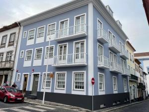 英雄港Azimute 3的一栋蓝色建筑，前面停着一辆汽车