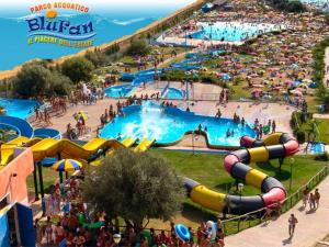 een groep mensen in een waterpark bij Tenuta Naturale in Villa San Pietro