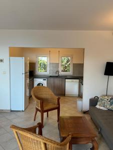 Kuchyň nebo kuchyňský kout v ubytování villa arbutu + 9 fotografií