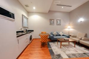 Kuchyň nebo kuchyňský kout v ubytování Celine Home Serviced Apartment Al Malqa