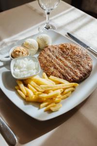 Makanan di atau berdekatan rumah tamu ini