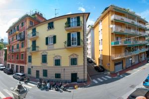 une vue aérienne d'un grand bâtiment jaune dans l'établissement La casa del pescatore - a due passi dalle spiagge, à Santa Margherita Ligure
