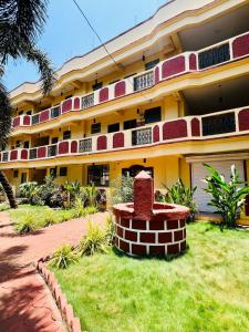 阿伯来Abalone Resort的一座红色和黄色的大建筑