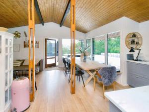 una cucina e una sala da pranzo con tavolo e sedie di Unique Retreat in Vejby - By Traum Ferienwohnungen a Vejby