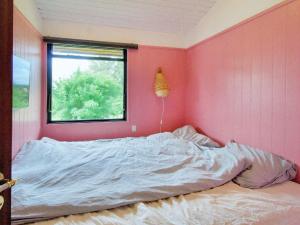 una camera da letto con pareti rosa e un letto con finestra di Unique Retreat in Vejby - By Traum Ferienwohnungen a Vejby Altre 40 foto