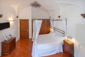 Un pat sau paturi într-o cameră la LA LOGGIA DI PORTICA Residenza Storica nel centro di Assisi +31 fotografii