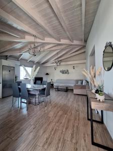a living room with a table and a couch at Ortensia in Oziás