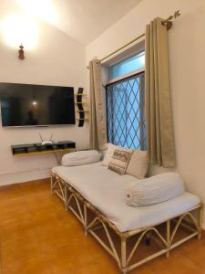 TV a/nebo společenská místnost v ubytování Cozy By The Sea Goa