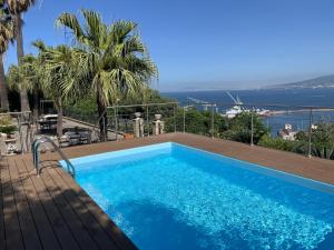 ein Swimmingpool mit Blick auf das Meer in der Unterkunft Poggio Miramare Luxury Home in Castellammare di Stabia