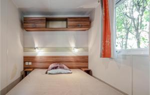 Ένα ή περισσότερα κρεβάτια σε δωμάτιο στο 3 Bedroom Lovely Stacaravan In Sete