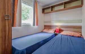 Ένα ή περισσότερα κρεβάτια σε δωμάτιο στο 3 Bedroom Lovely Stacaravan In Sete