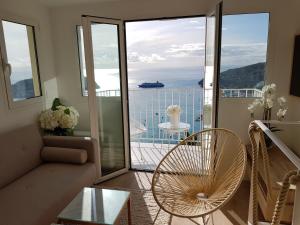un soggiorno con divano e vista sull'oceano di 73 CORNE D OR - Duplex plein SUD, VUE MER, BALCON a Villefranche-sur-Mer