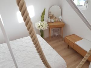 una scala che conduce a una camera da letto con un tavolo e uno specchio di 73 CORNE D OR - Duplex plein SUD, VUE MER, BALCON a Villefranche-sur-Mer Altre 14 foto