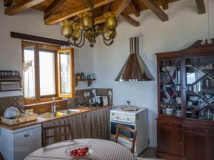 a kitchen with a table and a chandelier at Kiwi stonehouse in Chorefto