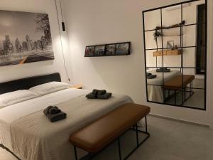 Un dormitorio con una cama con dos toallas encima. en Dimora Olio & Pepe, en Trani