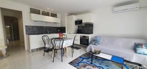 una sala de estar con un sofá y una mesa en Villa HARMONY, en Vallauris
