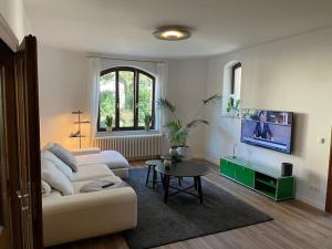 TV a/nebo společenská místnost v ubytování Verwunsches Haus mit Parkplatz in bester Lage