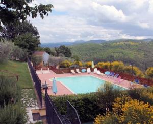 a swimming pool in a yard with a fence at Casa Morena in Spoleto