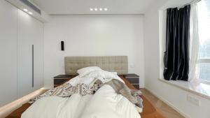 Katil atau katil-katil dalam bilik di Eastern Hub - Jing'an Temple Branch Art Spacious 3-Bedroom, Sunny House with 2 Balconies