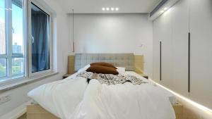 Katil atau katil-katil dalam bilik di Eastern Hub - Jing'an Temple Branch Art Spacious 3-Bedroom, Sunny House with 2 Balconies
