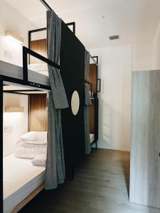 una camera con due letti a castello in una stanza di Jiran Hostel Kota Kinabalu a Kota Kinabalu