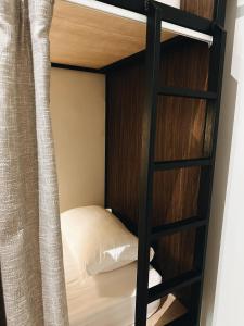 Letto o letti in una camera di Jiran Hostel Kota Kinabalu