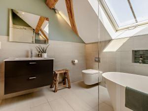 a bathroom with a sink toilet and a bath tub at 2 Bed in Madley 82095 in Byford