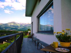比耶拉B&B Monte Bo Biella的阳台配有桌椅,享有山景。