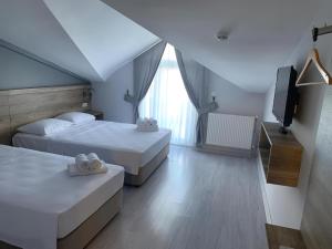 a hotel room with two beds and a television at Rinascente in Edirne
