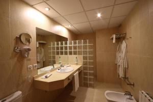 Łazienka w obiekcie Gran Hotel Aqualange - Balneario de Alange