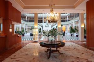 hol ze stołem i żyrandolem w obiekcie Gran Hotel Aqualange - Balneario de Alange w mieście Alange +37 zdjęć