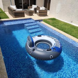a inflatable raft in a swimming pool at Villa Koi con Piscina privada climatizada in Punta Cana