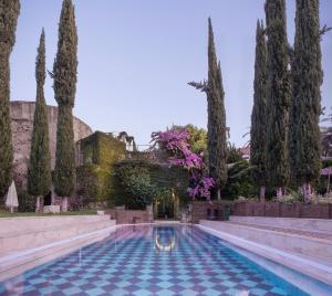 basen w ogrodzie z drzewami w obiekcie Gran Hotel Aqualange - Balneario de Alange w mieście Alange