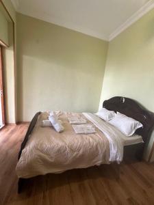 una camera da letto con un letto con asciugamani sopra di Tyupebi a Sighnaghi