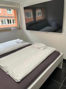 Dos camas en una habitación con una gran ventana. en House Cologne Hansaring, en Colonia