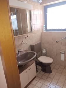 Ein Badezimmer in der Unterkunft Ferienwohnung Aspisheim