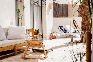 un salon avec un canapé et une table dans l'établissement Nayah Stays, Amazing villa with private pool & 5 master suites, à Hurghada