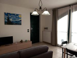 a living room with a couch and a table at Appartamento OttoArchi in Ferrere
