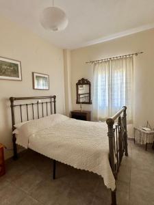 Posteľ alebo postele v izbe v ubytovaní Demetra House by Elefthia Syros