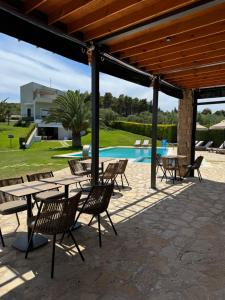 Bazén v ubytování Possidi Hiliadou Boutique Resort nebo v jeho okolí