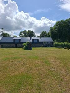 ein Haus mit einem Feld davor in der Unterkunft Viļņi in Ulmale