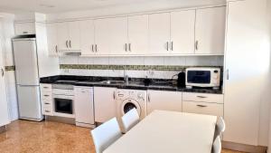 A kitchen or kitchenette at Hello Oliva Beach Ana